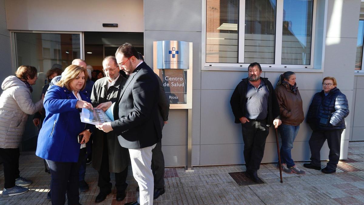 En el centro Adrián Barbón en su visita al Centro de Salud de La Vega (Riosa).