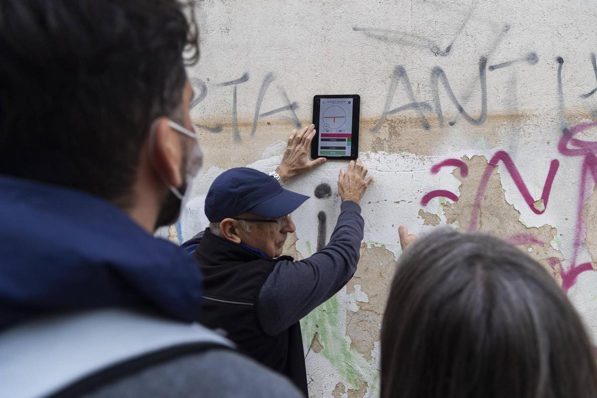 Georreferenciando un punto de un edificio de Paiporta en el que han medido previamente la altura que alcanzó el nivel del agua.