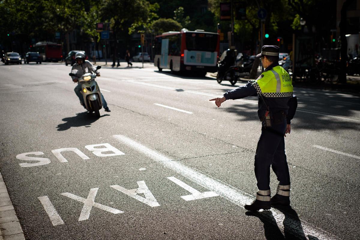 Control a motocicletas de la Guardia Urbana de Barcelona