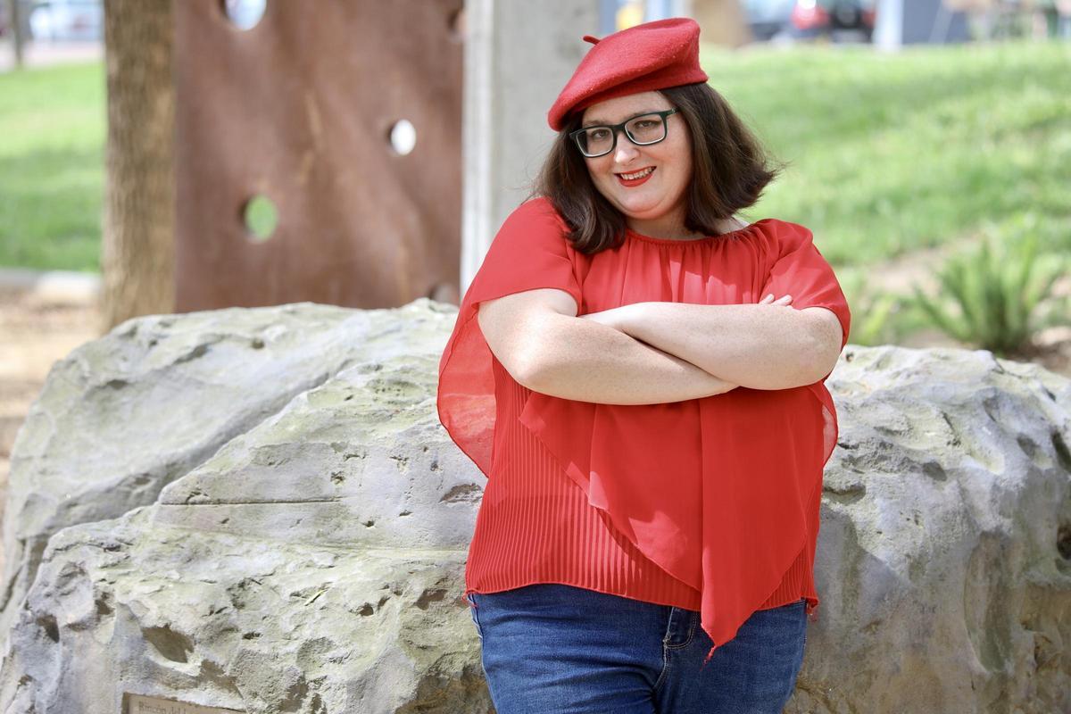 Almudena Gómez, diplomada en Biblioteconomía y Documentación, y graduada en Publicidad y Relaciones Públicas por la Universidad de Murcia