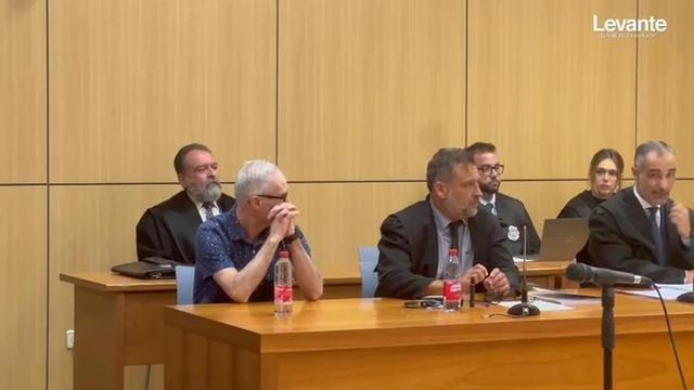 El acusado de matar a su hermana, en el banquillo de los acusados, al inicio del juicio.