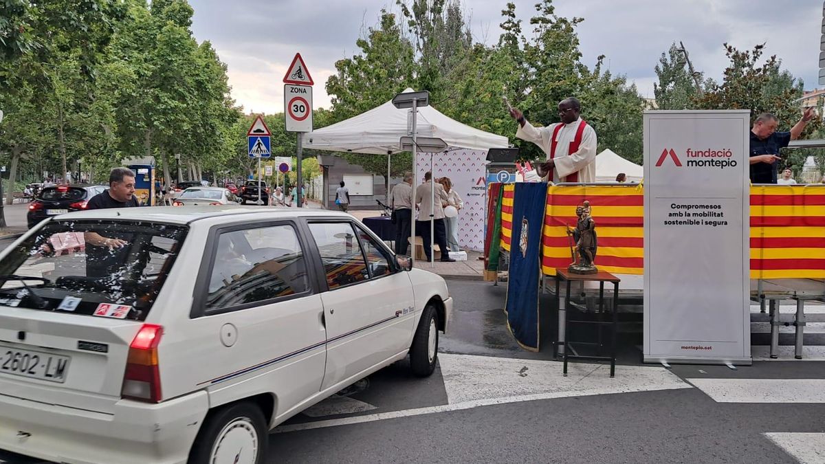 Un moment de la benedicció de vehicles a càrrec de mossèn Jena Hakolimana, ahir