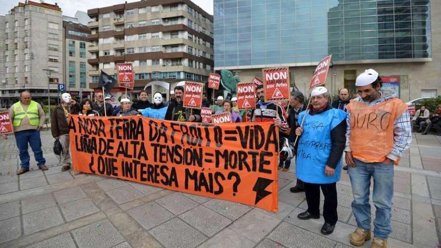 Protesta de vecinos de Arbo contra la línea de alta tensión en febrero, en Pontevedra. // Gustavo Santos