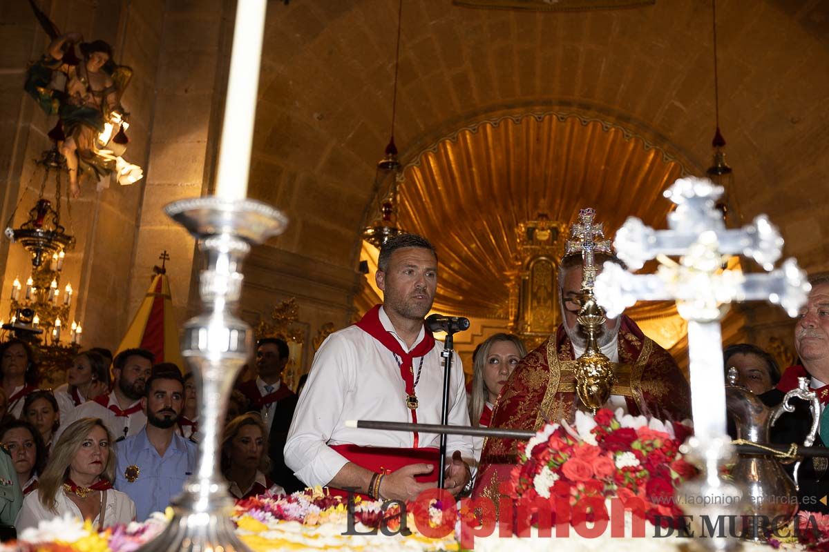 Bandeja de flores y ritual de la bendición del vino en las Fiestas de Caravaca