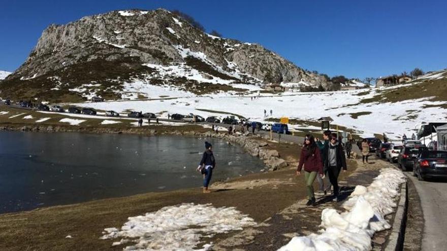 Los Lagos de Covadonga, colapsados de visitantes