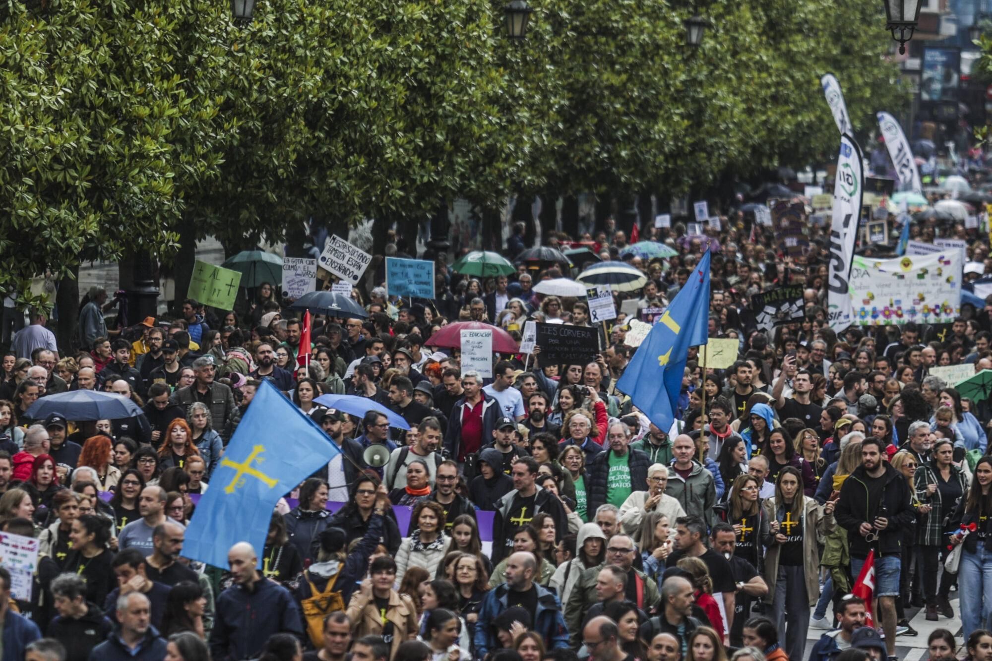 EN IMÁGENES: Así fue la gran manifestación de profesores por la enseñanza pública asturiana