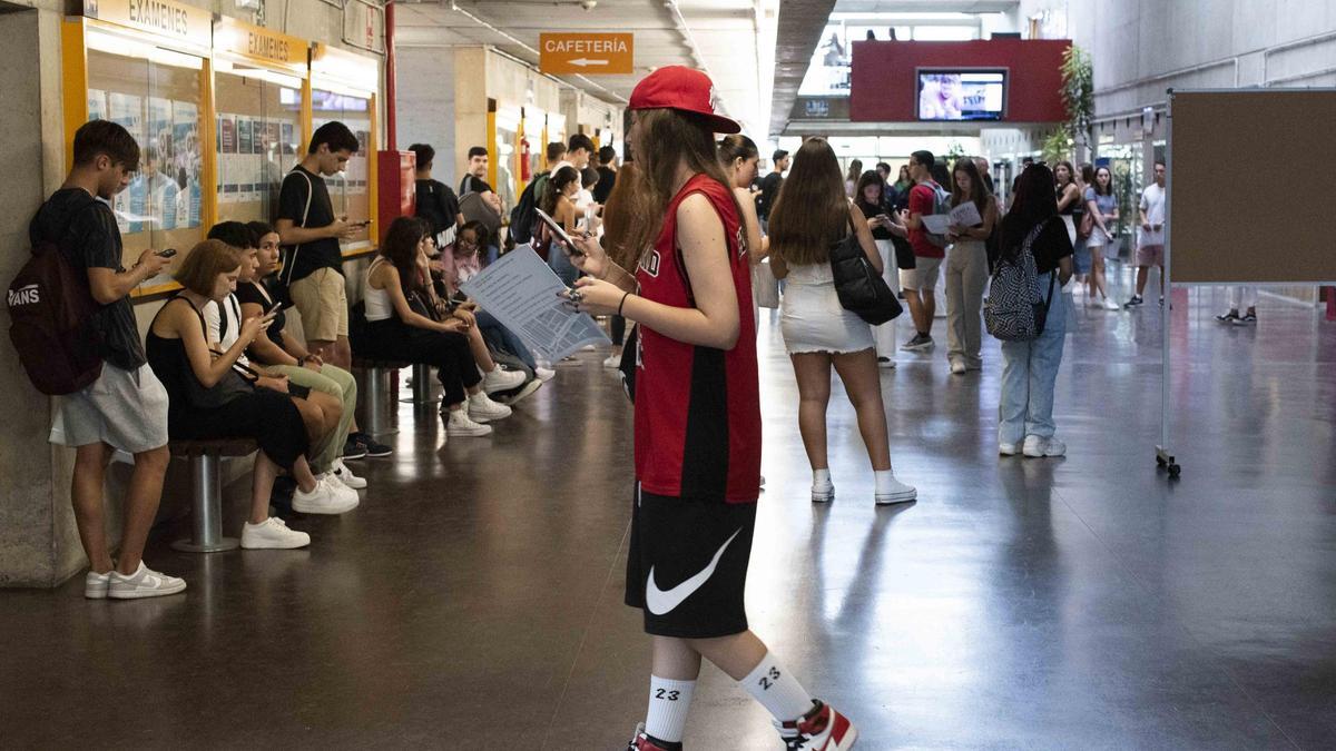 Alumnos de la Facultad de Economía y Empresa en el primer día de clase.