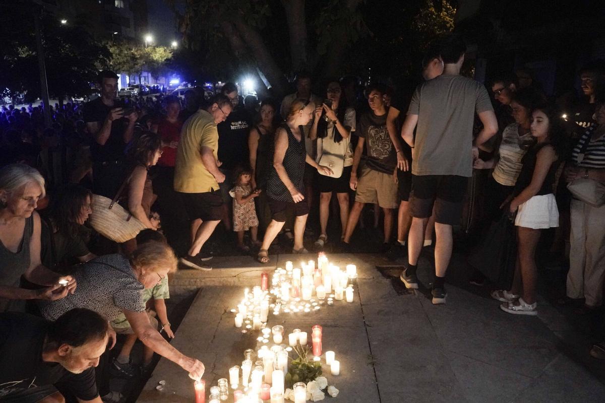 Més d'un miler de persones fan a Manresa una marxa silenciosa amb espelmes en record de Carles Vilajosana Més d'un miler de persones fan a Manresa una marxa silenciosa amb espelmes en record de Carles Vilajosana