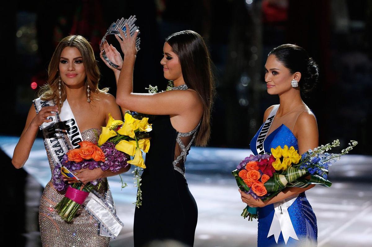 Miss Universo 2014 colocando la corona a Miss Colombia