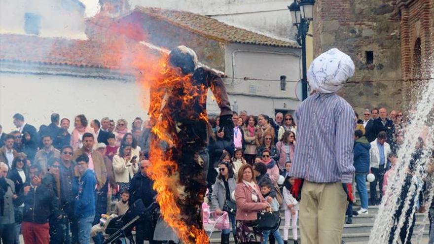 El Resucitado y la quema de Judas ponen fin a los actos de la Pasión