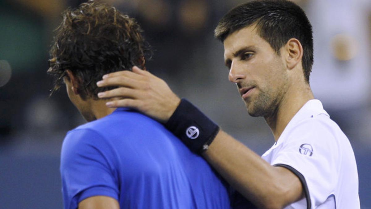 Djokovic saluda a Nadal tras vencerle en el Abierto de EEUU.