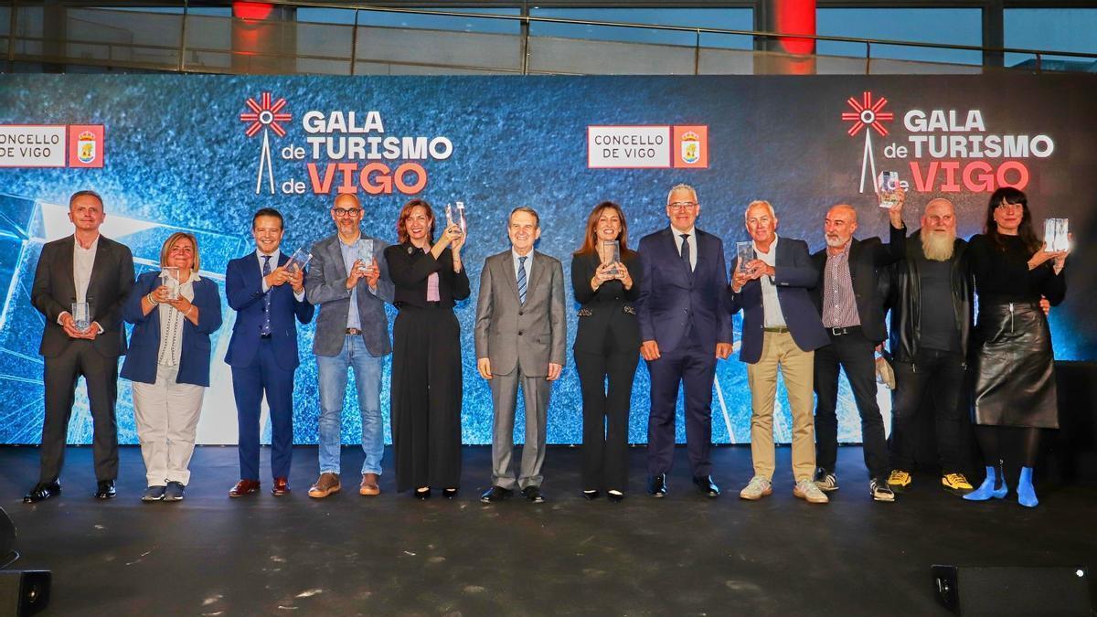 El alcalde, Abel Caballero, posa con los premiados en la I Gala de Turismo de Vigo.
