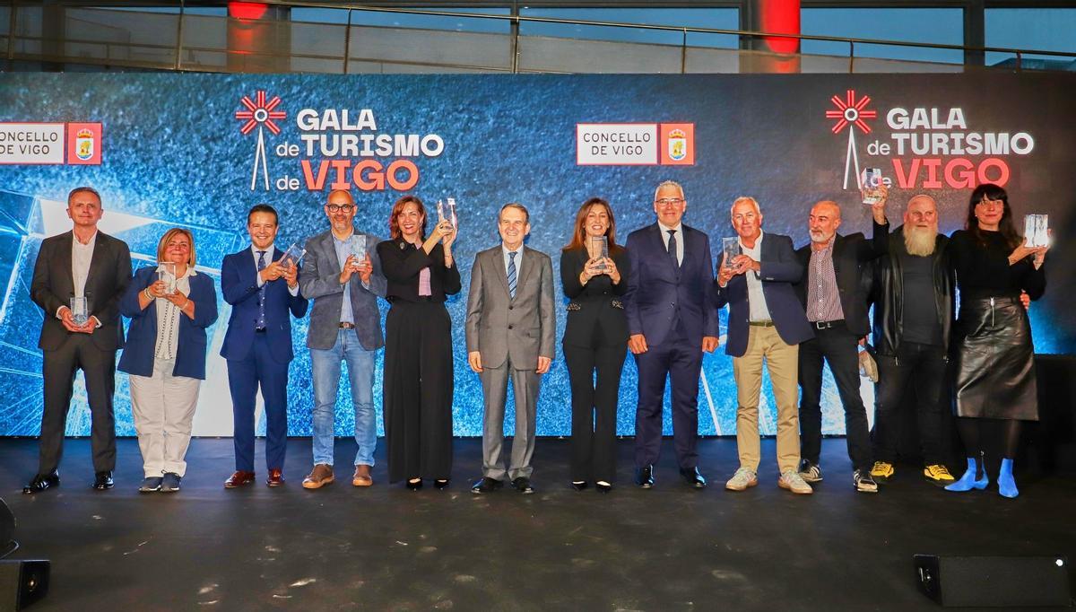 El alcalde, Abel Caballero, posa con los premiados en la I Gala de Turismo de Vigo.