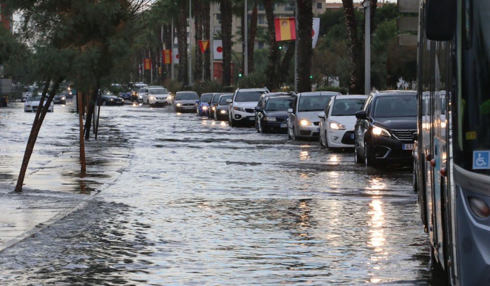 El paseo marítimo de Huelin y la calle Pacífico amanecían inundadas por el agua y provocando retenciones de tráfico.