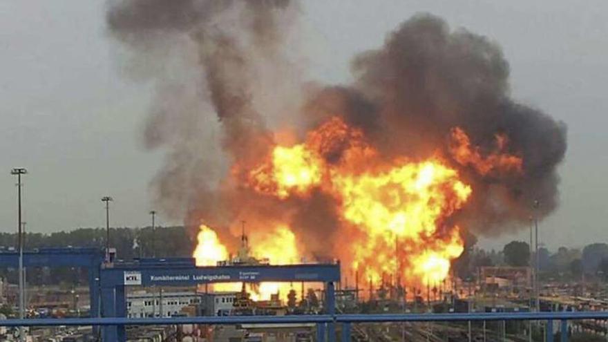 Un muerto y seis desaparecidos en dos explosiones en una planta química alemana