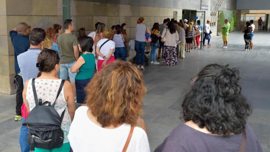 Solicitantes a la puerta del edificio de Usos Múltiples II el pasado mes de agosto.