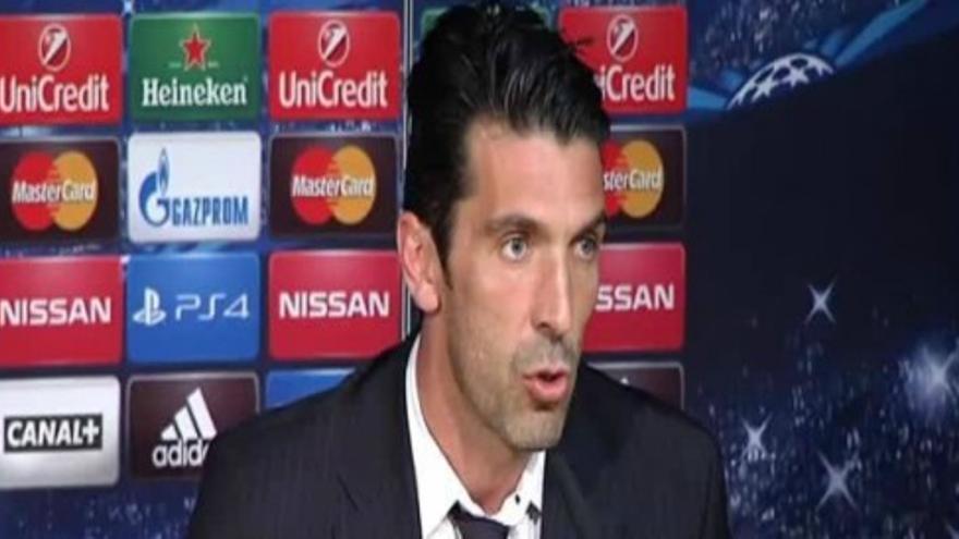 Buffon sale en defensa de Iker Casillas