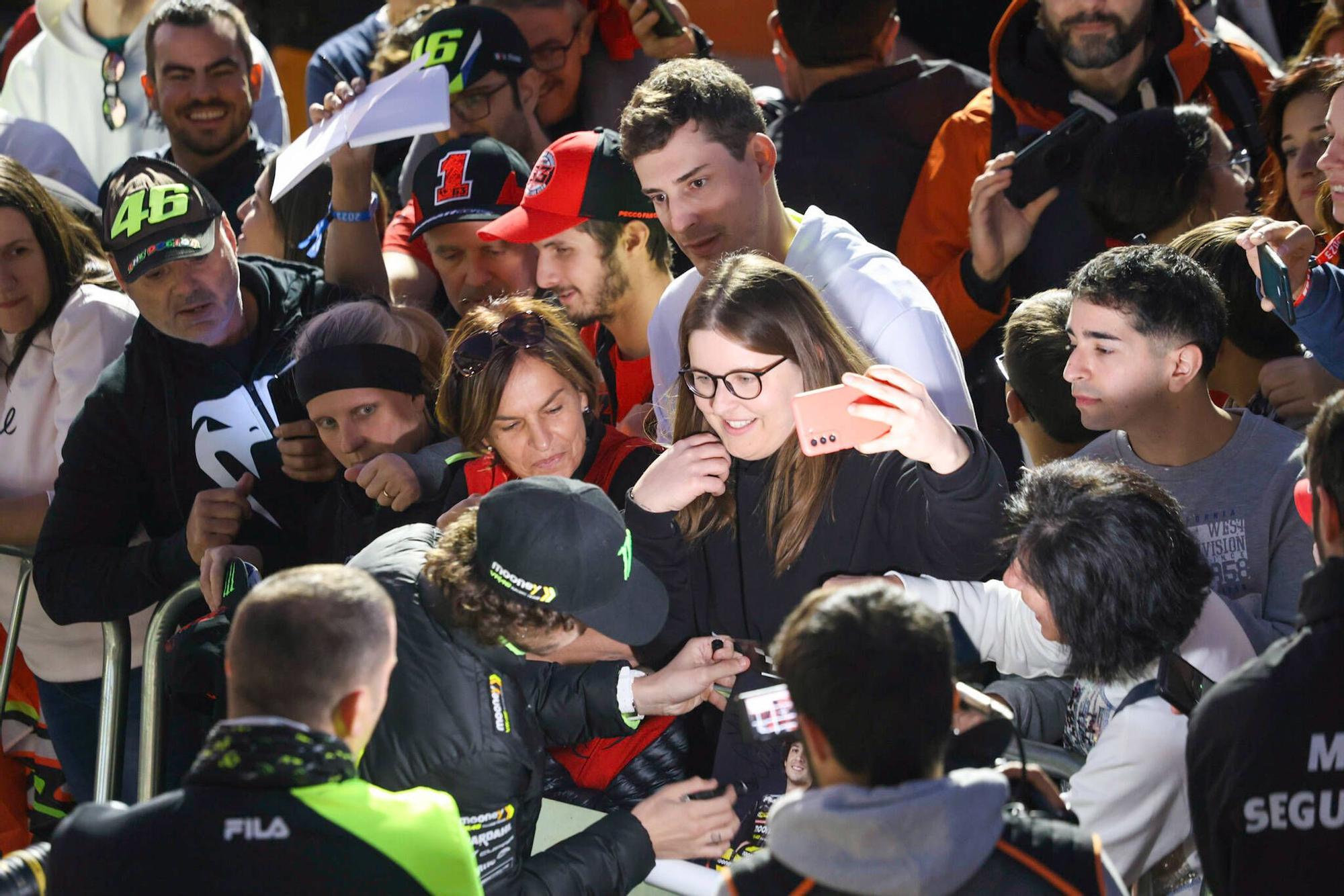 Más de 2.000 aficionados disfrutan del pitwalk con Marc Márquez y los pilotos de MotoGP