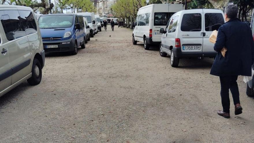 La Alameda Vella utilizada como parking en el mercadillo.   | // G.NÚÑEZ