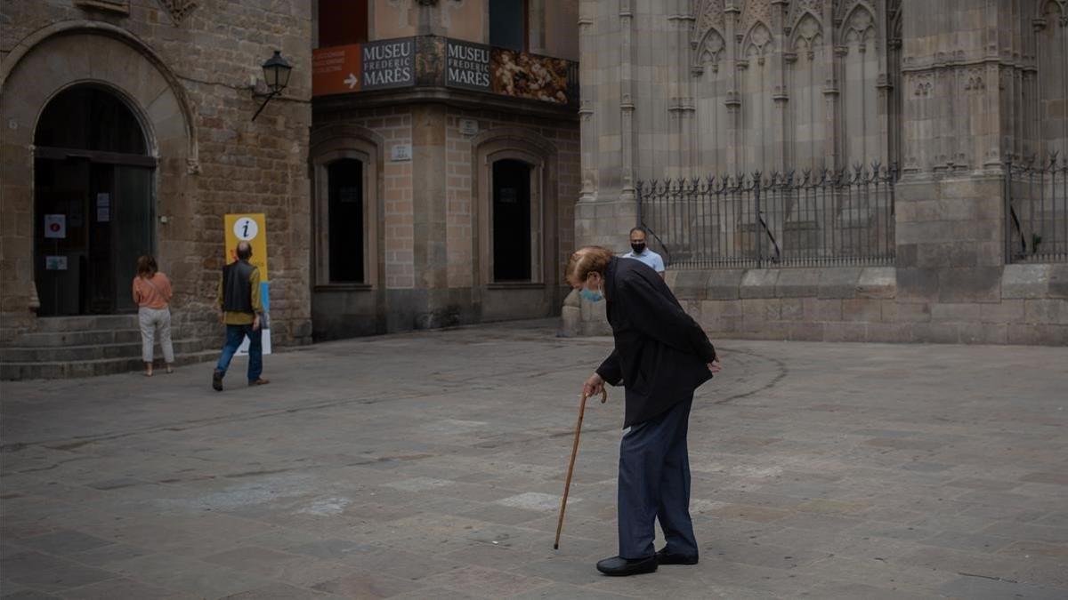 zentauroepp55552155 un anciano camina por una plaza del barrio g tico una semana201025121524