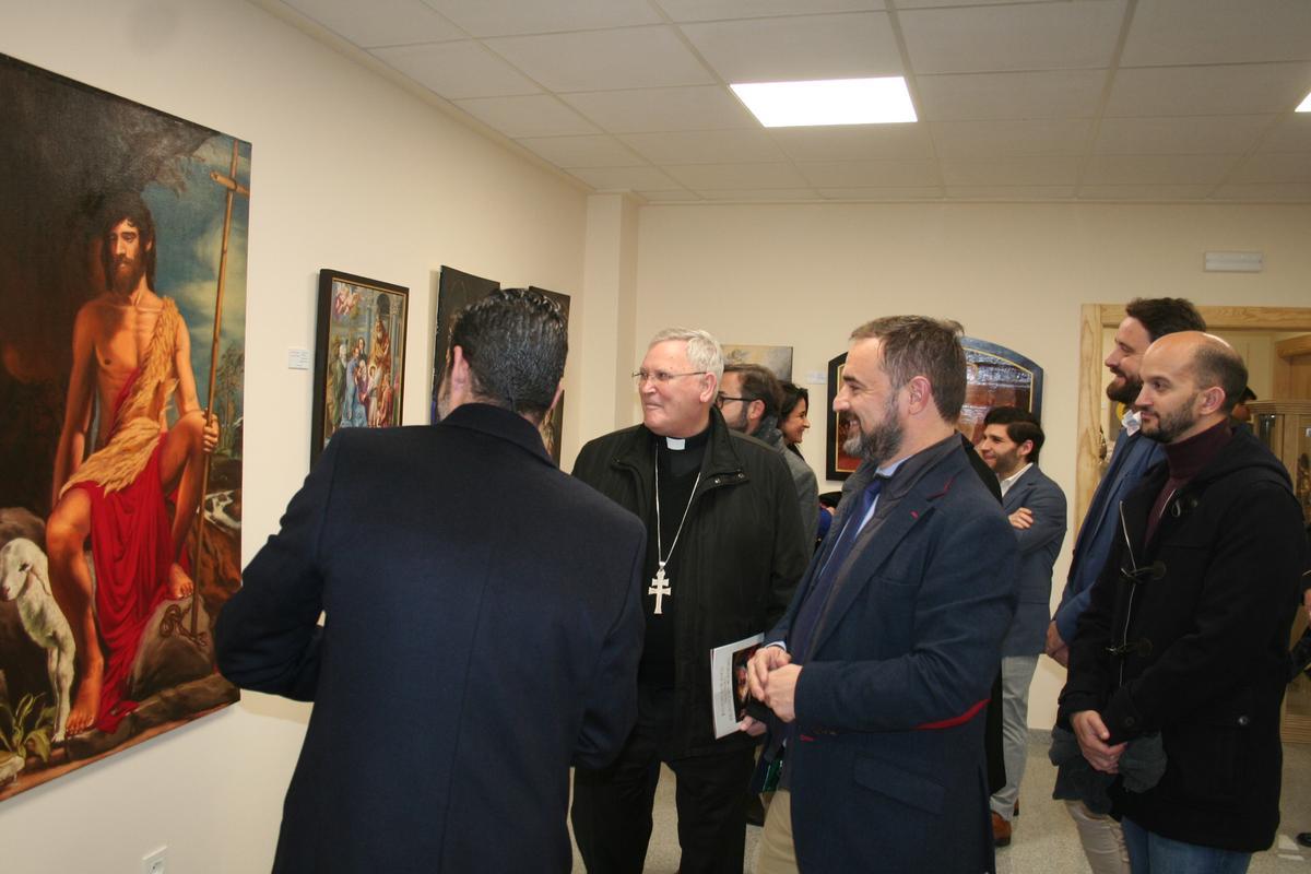 El vicepresidente de la Archicofradía del Resucitado y comisario de la exposición conmemorativa de la bendición de la Casa del Resucitado, Javier Pinilla, de espaldas, acompañaba en el recorrido por la muestra al obispo, José Manuel Lorca Planes; al alcalde, Diego José Mateos; y al concejal de Festejos, José Ángel Ponce.