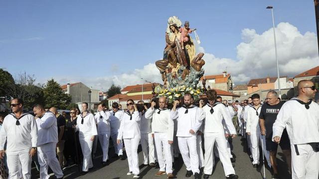 Traslado de la Virgen del Carme hacia el muelle de Vilanova.