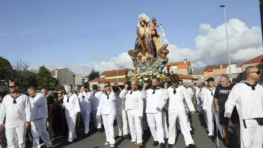 Vilanova rinde culto al Carmen mientras degusta mejillones y berberechos