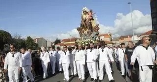 Vilanova rinde culto al Carmen mientras degusta mejillones y berberechos