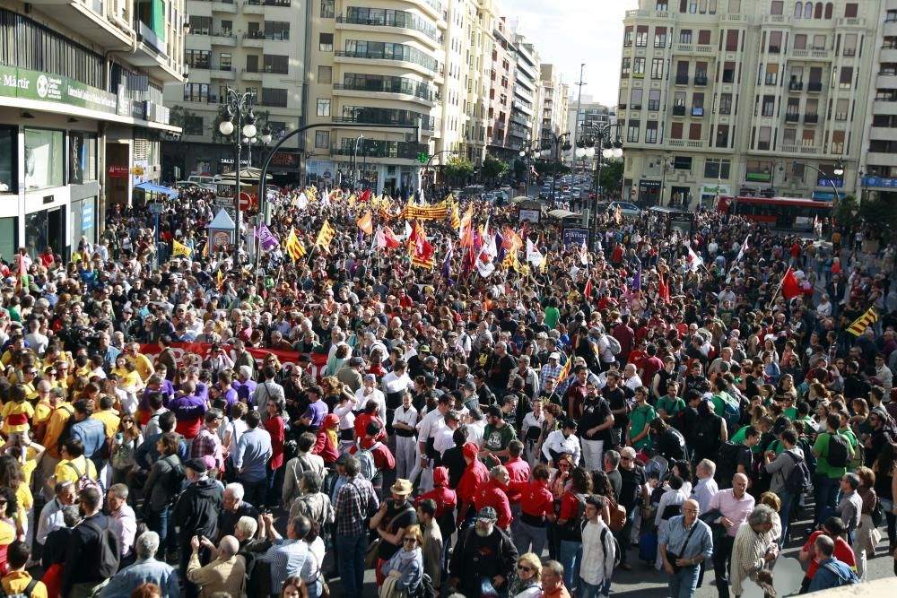 Manifestación en Valencia con motivo del 25 d'Abril