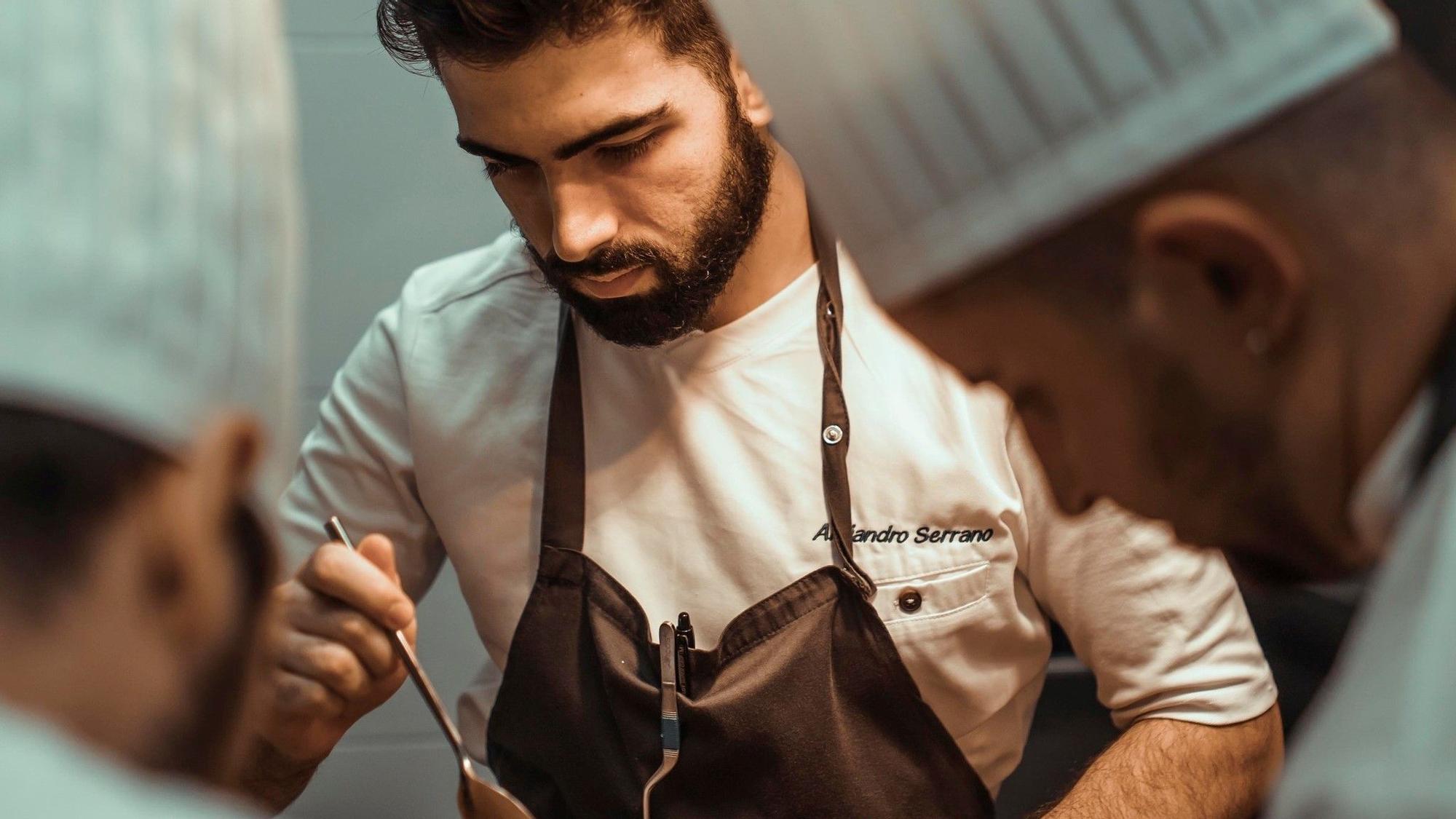 El chef Alejandro Serrano, en la cocina del restaurante que lleva su nombre.