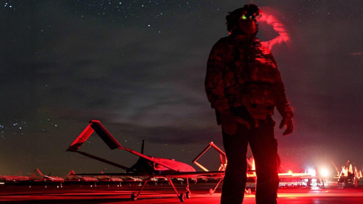 Un militar ucraïnès supervisa les maniobres d’una flota de drons. | EVGENIY MALOLETKA / AP