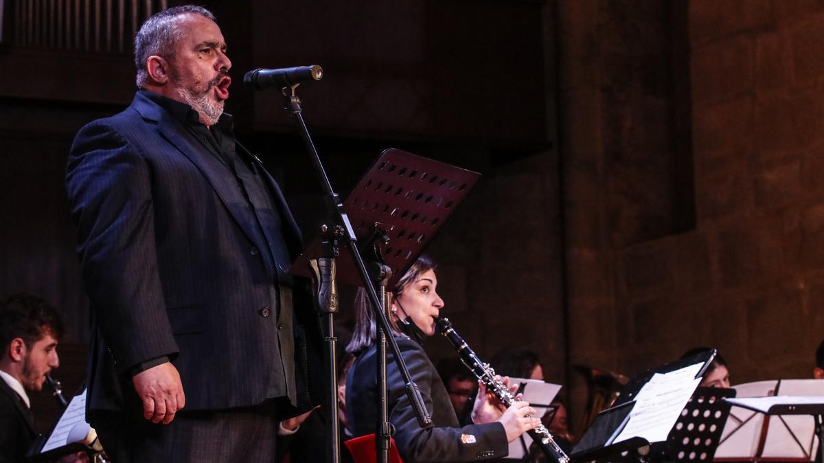 El tenor y celador Juan Carlos Martos interpretó el himno de Extremadura en el homenaje.