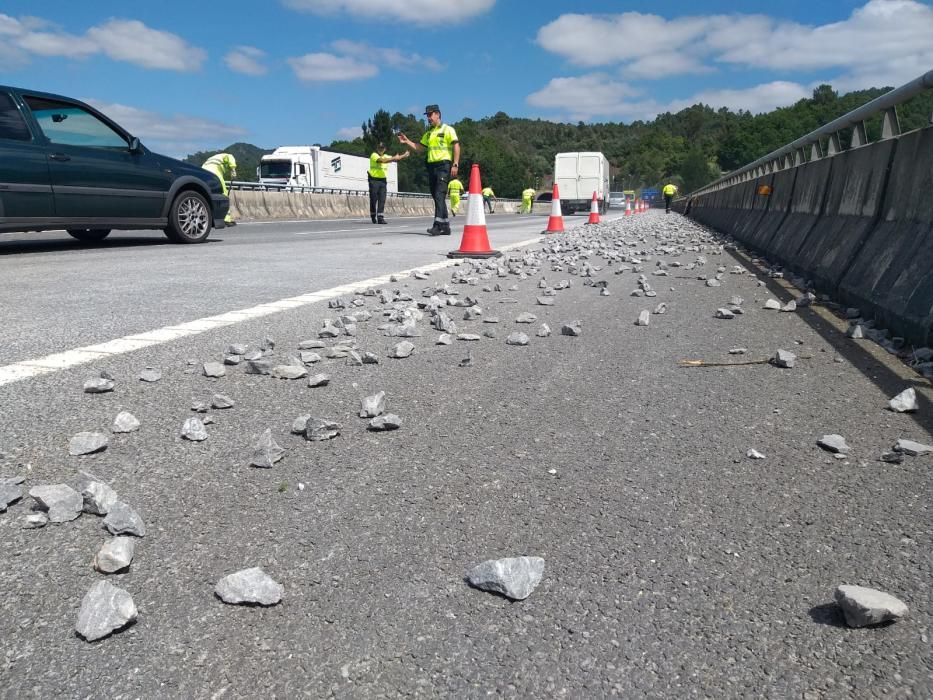 Atasco en la A-52 después de que un camión perdiera la carga en Alongos.