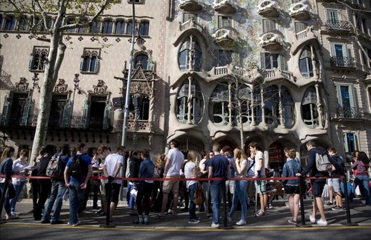 Un grup de turistes, davant la Casa Batlló. Un grup de turistes, davant la Casa Batlló.