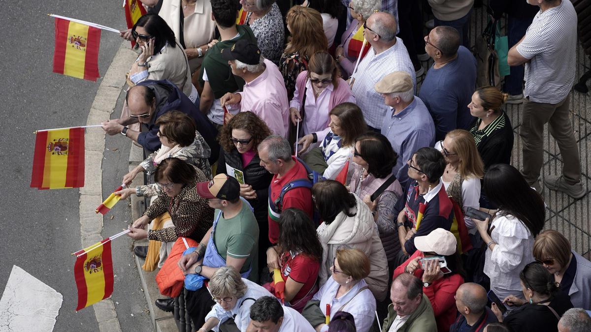 Desfile militar en Oviedo con motivo del Día de las Fuerzas Armadas.