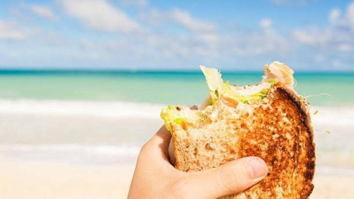 Els aliments que mai hauries de portar a la platja per menjar
