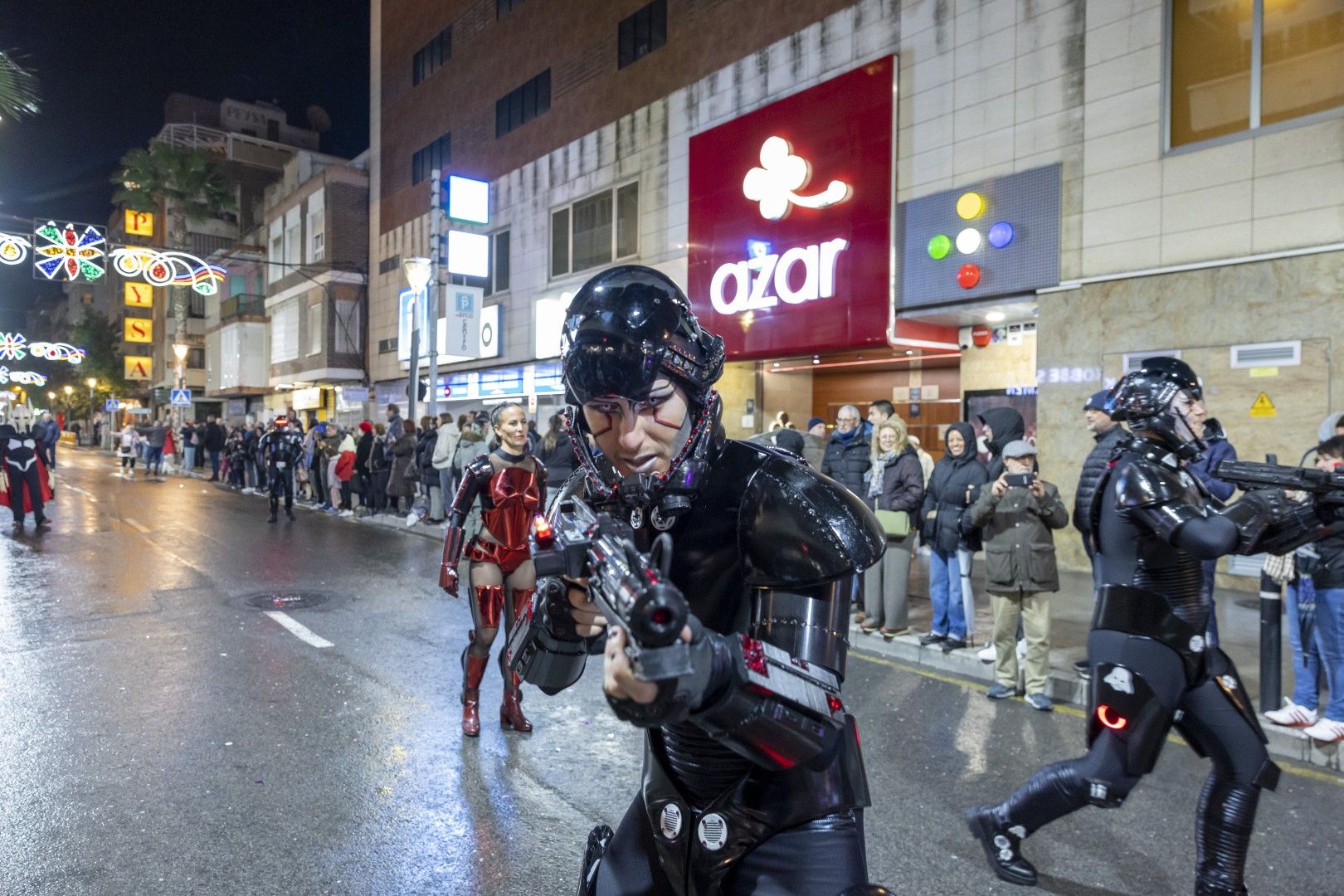 Aquí las mejores imágenes del desfile nocturno del Carnaval de Torrevieja 2025 que salió a la calle desafiando el viento y la lluvia