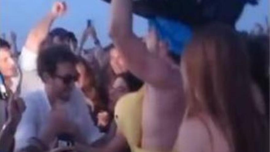 Centenares de personas en una fiesta ilegal en una playa de Formentera