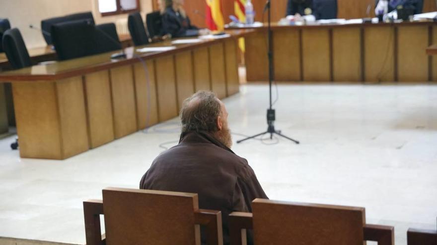 El hombre de 51 años condenado ayer por abusos sexuales continuados a su hijastra, durante la vista oral en la Audiencia de Palma.