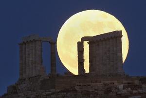 El temple de Posidó, l’antic déu del mar grec, amb la lluna de fons al cap Súnion (Grècia).