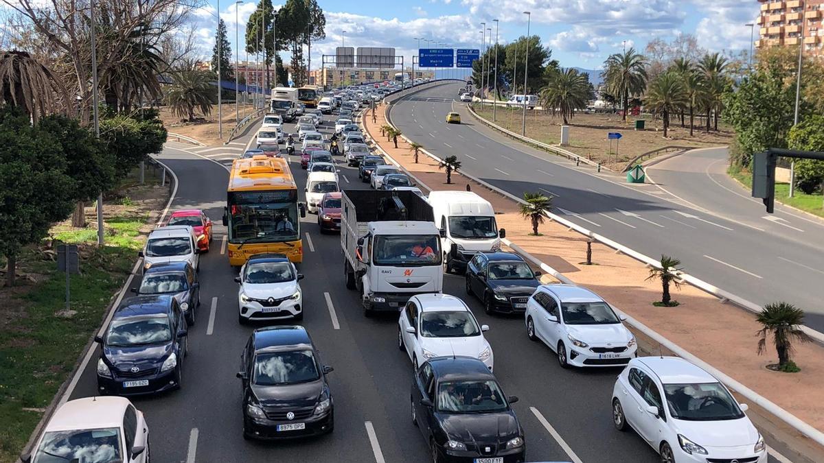 Colas en la entrada de València por la Avenida del Cid