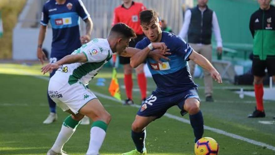 Borja Martínez trata de irse de un rival en el Córdoba-Elche.