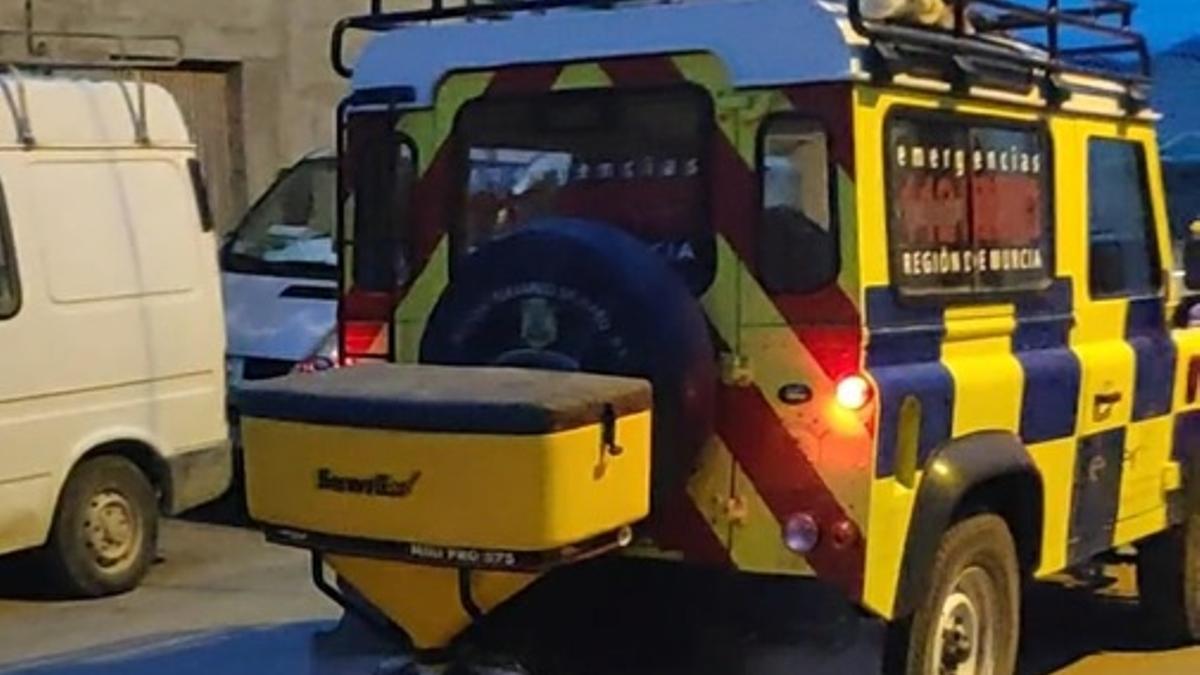 Un vehículo de Protección Civil esparciendo sal en las pedanías del norte de Lorca.