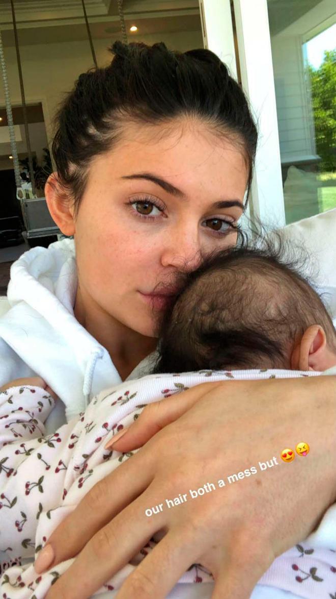 Kylie Jenner posa sin maquillaje con su hija Stormi
