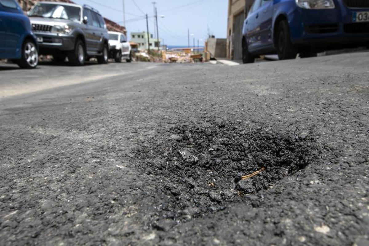 01.07.19. Las Palmas de Gran Canaria.- Vecinos de Cañada Honda se quejan del mal asfaltado de las calles. Foto Quique Curbelo  | 01/07/2019 | Fotógrafo: Quique Curbelo