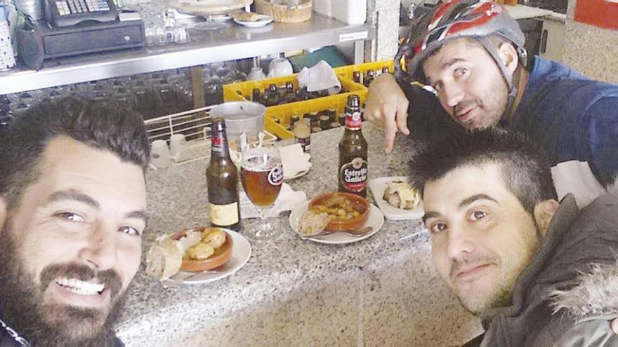 Tres vecinos de Sada se hacen un &#039;selfie&#039; para mostrar las tapas de un establecimiento de Sada.