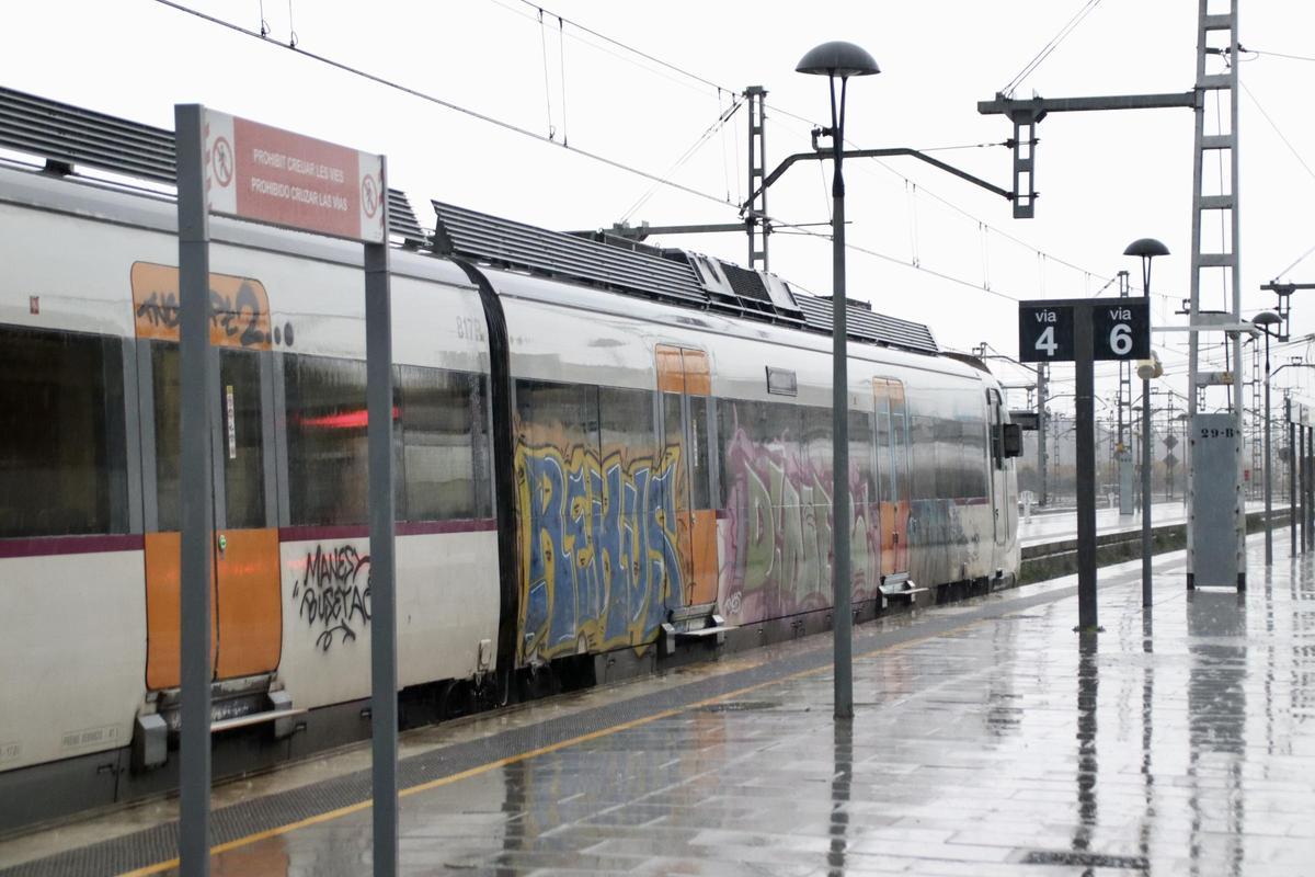 La pluja cau intensament a lestació de Granollers Centre