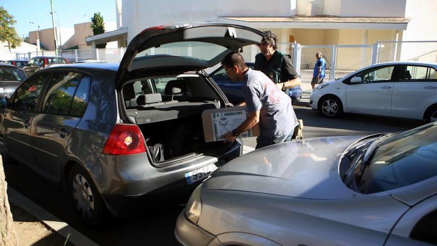 Un guardia traslada una caja con material intervenido.