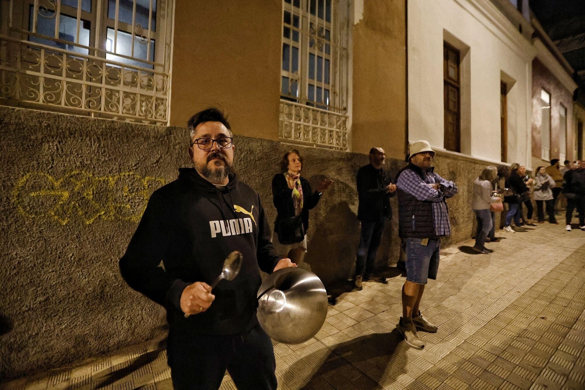Cacerolada de los vecinos de El Toscal contra la inseguridad y la ocupación de viviendas
