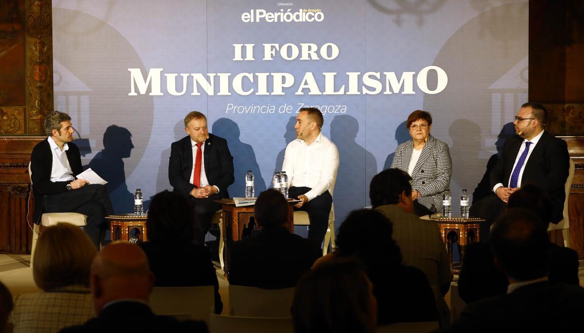 Los alcaldes de Borja, Mallén, Caspe y Pinseque, en la mesa de los municipios medianos.